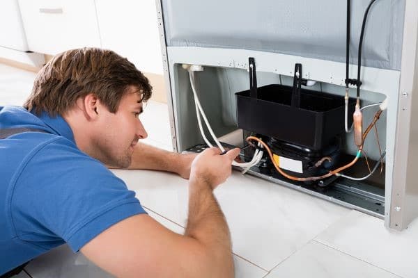 علت برق داشتن بدنه ی یخچال چیست؟